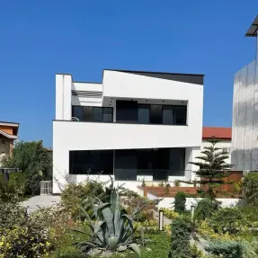 خرید ویلا تریبلکس استخردار در چمستان نوساز