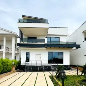 خرید ویلا تریبلکس شهرکی استخردار در چمستان نوساز